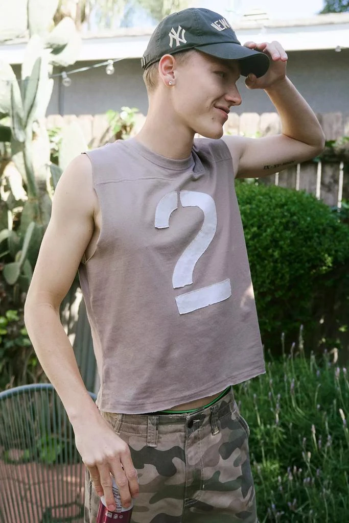 商品BDG|BDG Game Day Collegiate Graphic Cutoff Sleeveless Tee,价格¥155,第2张图片详细描述