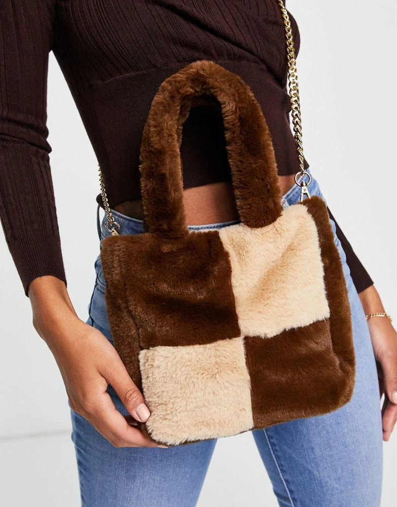 商品ASOS|ASOS DESIGN faux fur tote bag with chain in brown and beige patchwork,价格¥87,第2张图片详细描述