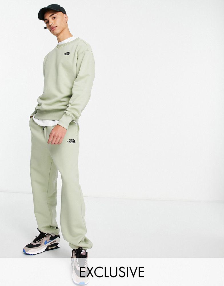 The North Face Oversized Essential joggers in green Exclusive at ASOS商品第1张图片规格展示
