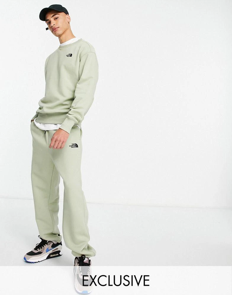 商品The North Face|The North Face Oversized Essential joggers in green Exclusive at ASOS,价格¥345,第1张图片