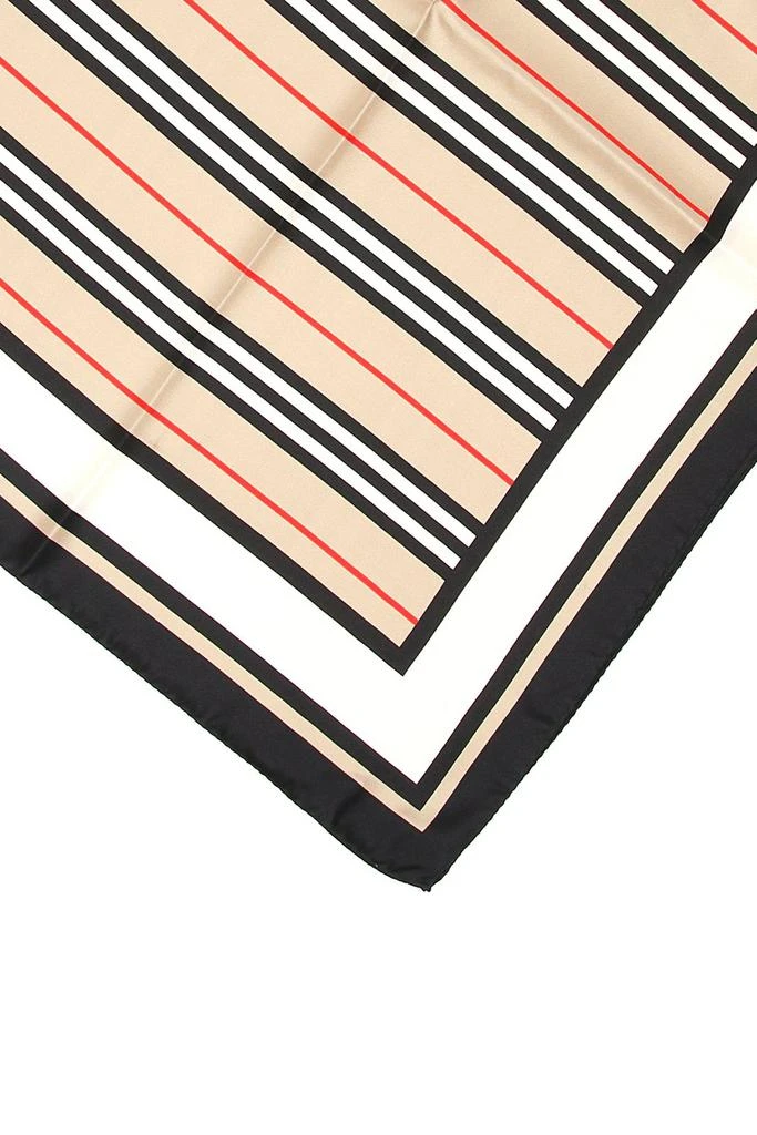 商品Burberry|Burberry Check Printed Scarf,价格¥2717,第3张图片详细描述