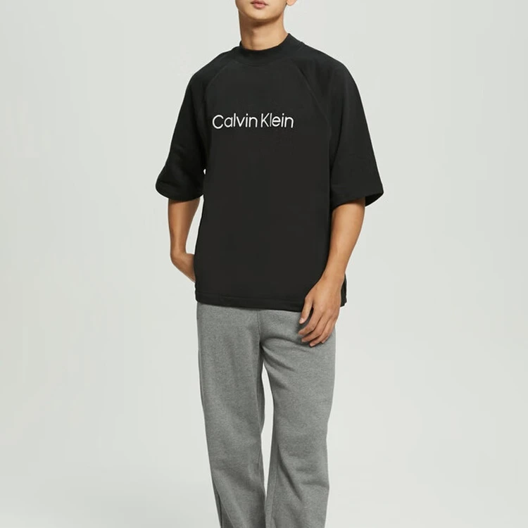 商品[国内直发] Calvin Klein|CALVIN KLEIN  英雄系列 品牌Logo印花圆领休闲短袖套头短袖 插肩袖T恤 男款 黑色,价格¥798,第4张图片详细描述