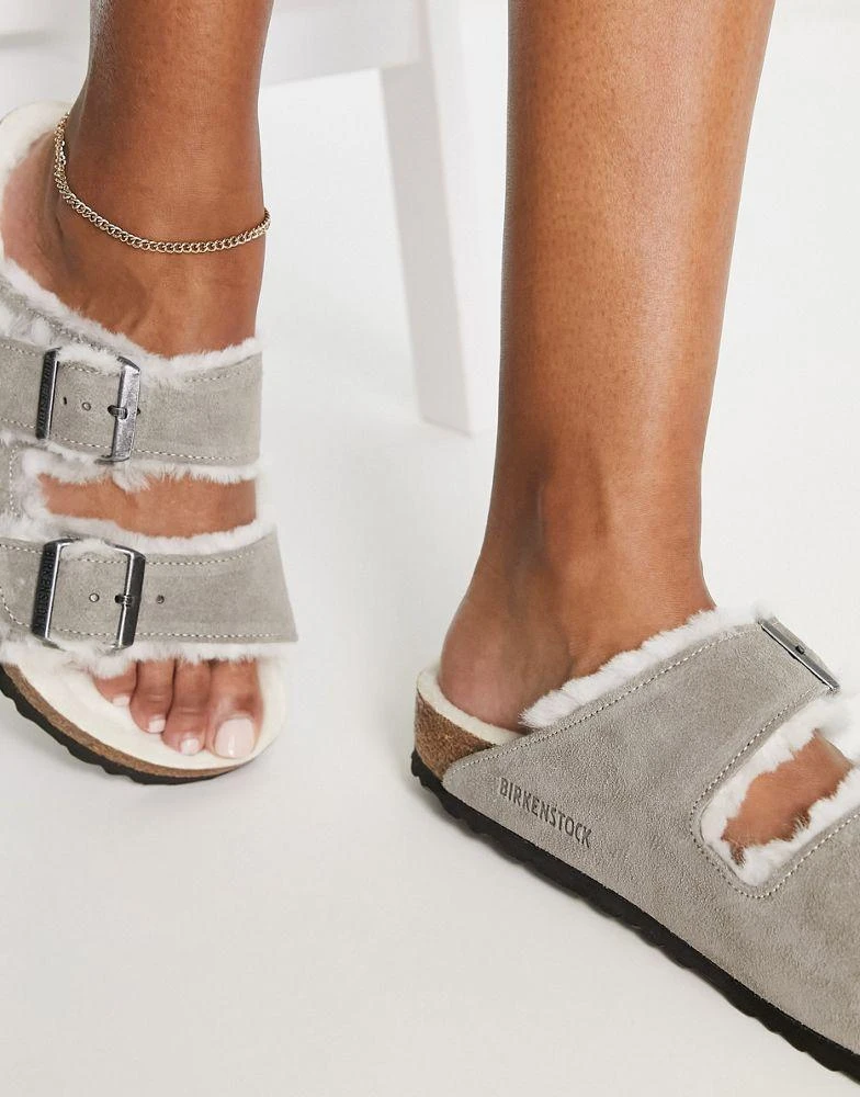 商品Birkenstock|Birkenstock Arizona flat sandals in grey with fur lining,价格¥693,第3张图片详细描述