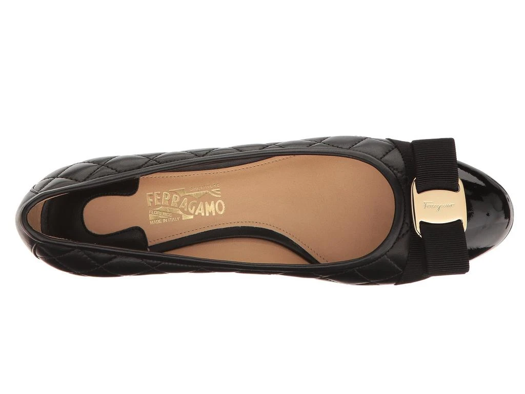 商品Salvatore Ferragamo|Vara Q 蝴蝶结菱格纹粗跟鞋,价格¥4799,第2张图片详细描述