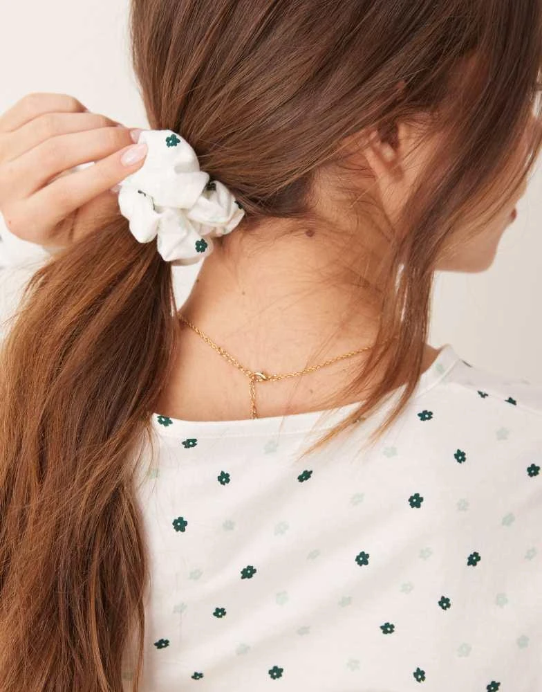 商品ASOS|ASOS DESIGN mix & match long sleeve henley pyjama top in green ditsy with scrunchie,价格¥36,第2张图片详细描述