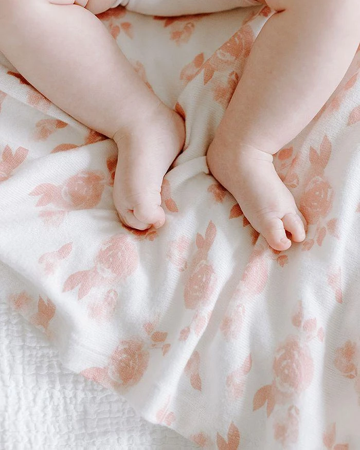 商品aden + anais|Girls' Rose Print Snuggle Knit Swaddle Blanket - Baby,价格¥183,第3张图片详细描述