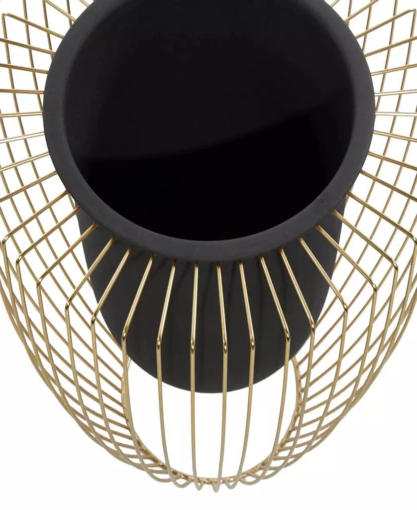 商品Rosemary Lane|Black Metal Indoor Outdoor Planter with Removable Gold-Tone Wire Stand Set of 2,价格¥911,第5张图片详细描述