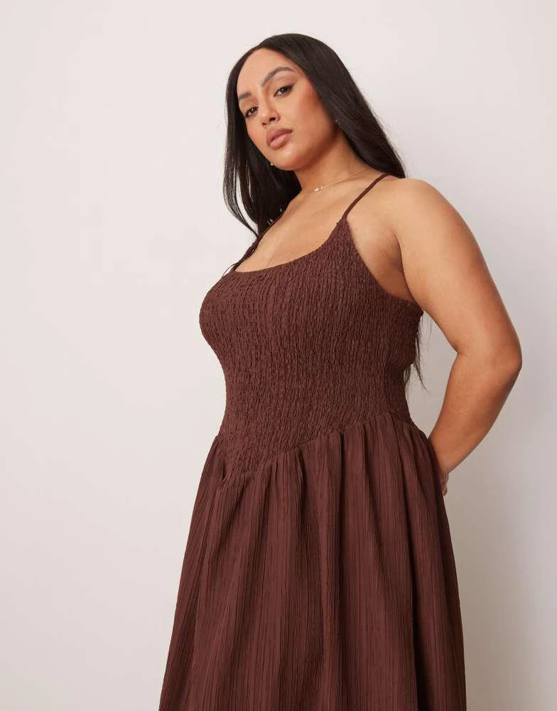 商品ASOS|ASOS DESIGN Curve scoop neck crinkle maxi dress with cross back in chocolate,价格¥335,第2张图片详细描述