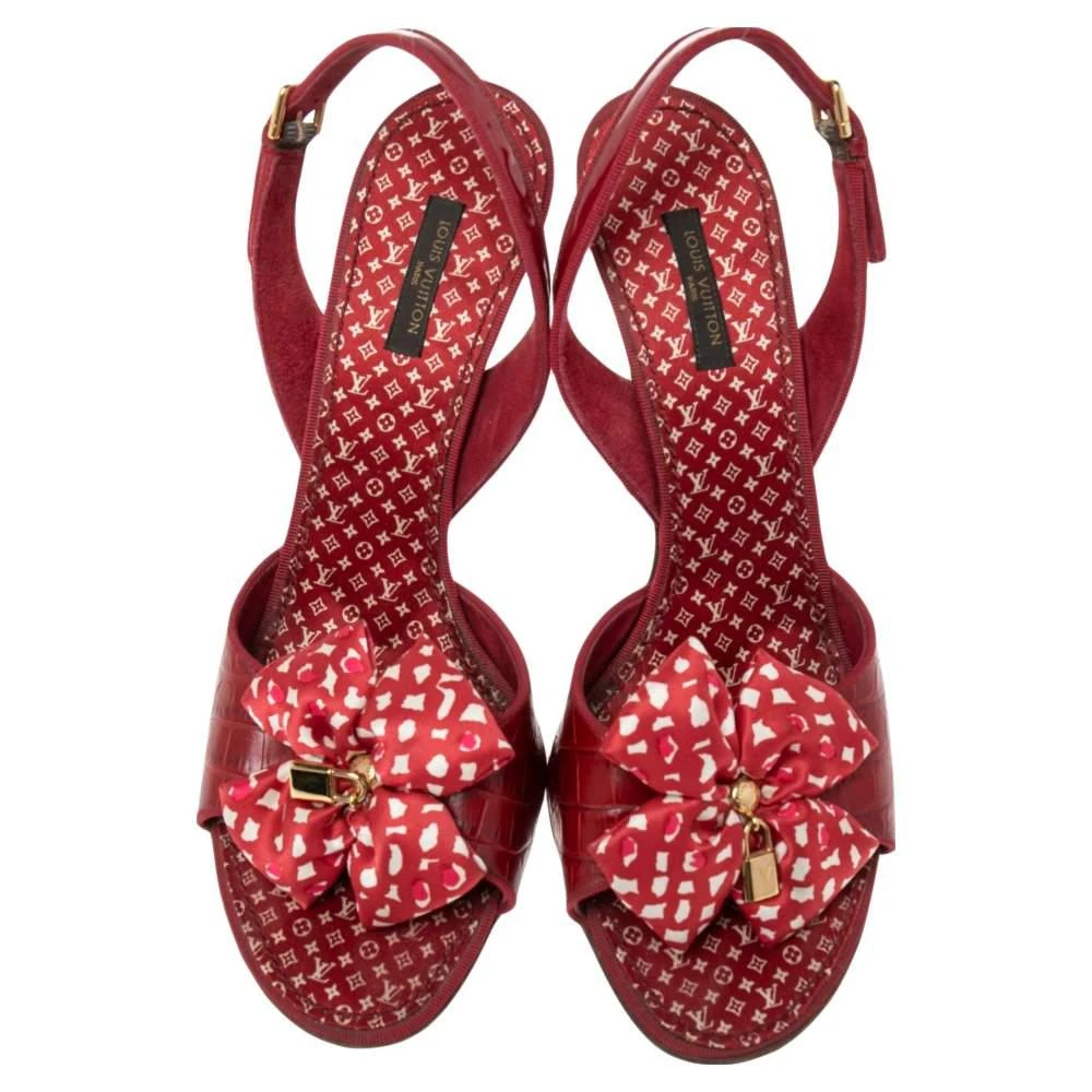 商品[二手商品] Louis Vuitton|Louis Vuitton Red Croc Embossed Leather Printed Silk Bow Lock Charm Detail Slingback Sandals Size 41,价格¥1524,第3张图片详细描述