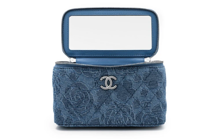 商品[国内直发] Chanel|香奈儿 23P春夏 爱心金球长盒子荔枝纹 牛皮 牛仔盒子包化妆包单肩斜挎包 小号 女款 水洗蓝色,价格¥30267,第4张图片详细描述
