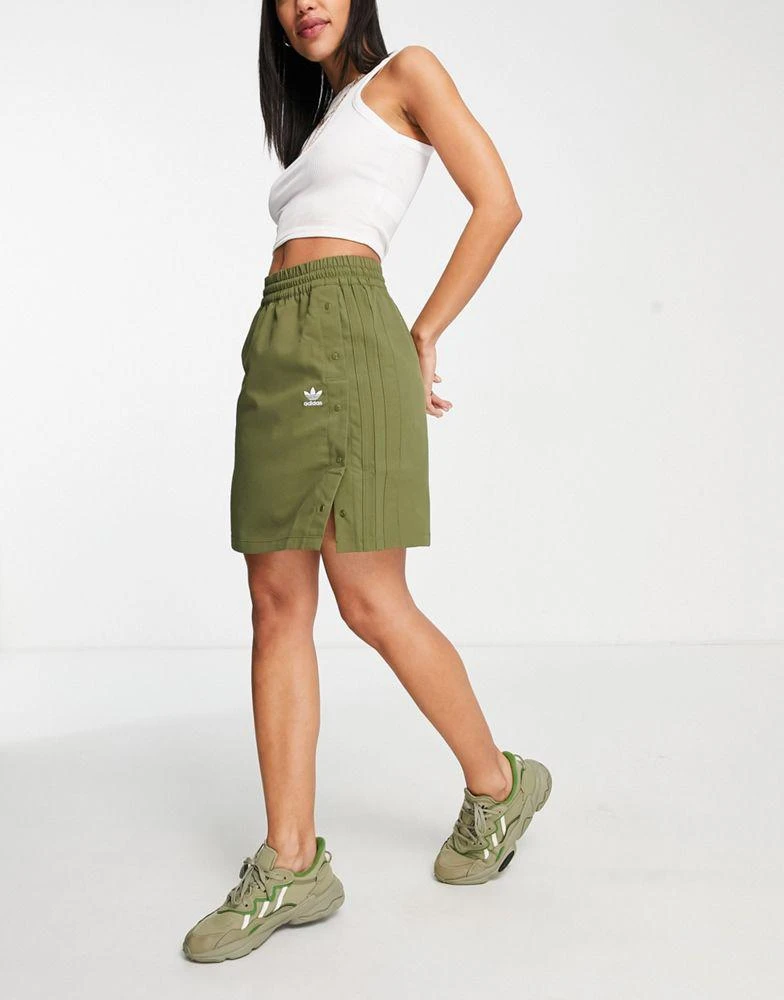 商品Adidas|adidas Originals mini skirt with popper detail in khaki,价格¥251,第2张图片详细描述