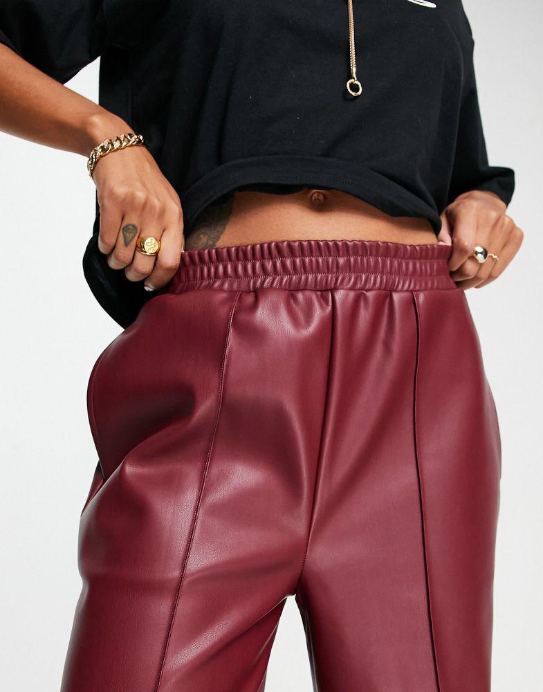 ASOS DESIGN stretch faux leather straight jogger trouser in wine商品第3张图片规格展示