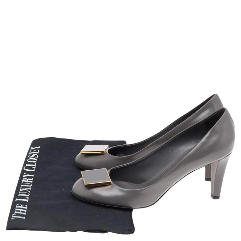 Louis Vuitton Grey Leather Metal Logo Embellished Pumps Size 38.5 商品