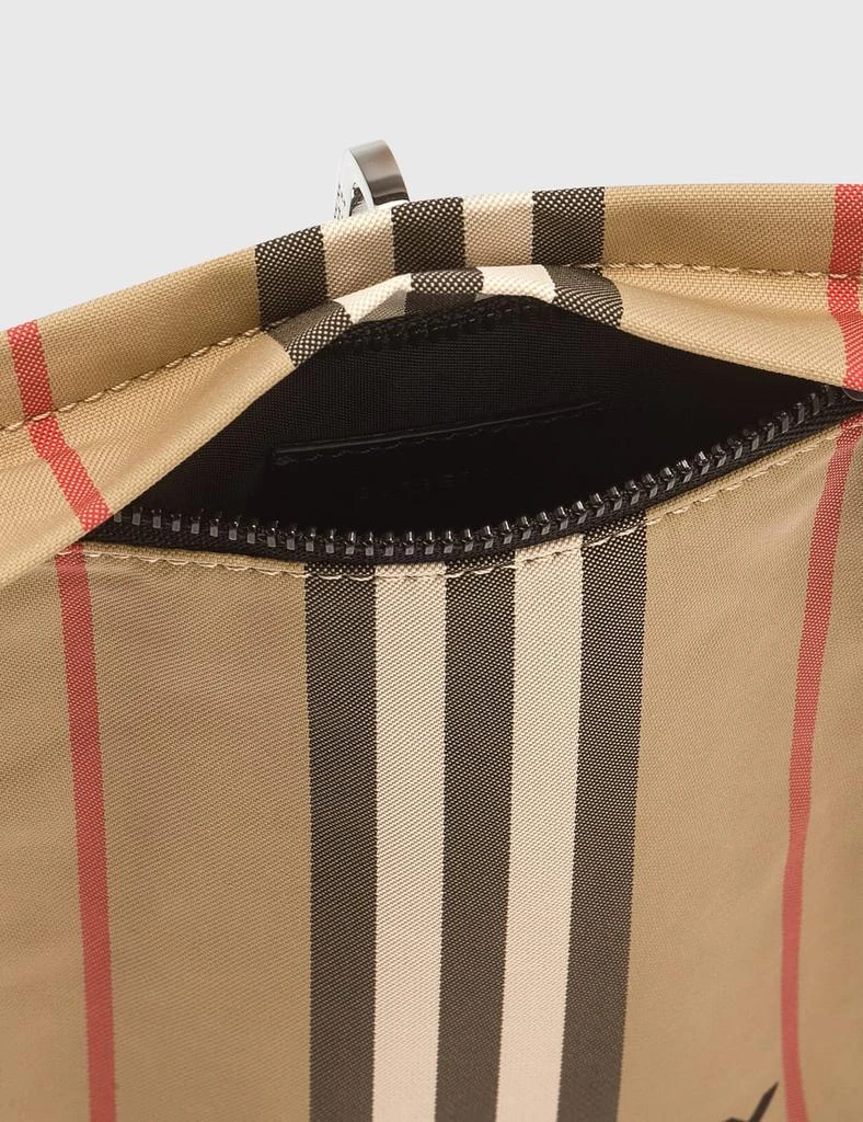 商品[二手商品] Burberry|Iconic Stripe Pouch,价格¥3415,第3张图片详细描述