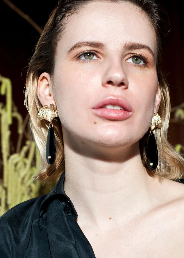商品APPLES & FIGS|Sea shore obsidian & ginkgo gold leaf earrings,价格¥4735,第4张图片详细描述