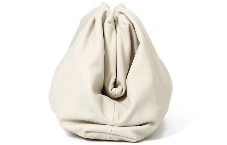 商品[国内直发] Bottega Veneta|葆蝶家 BV POUCH 牛皮云朵包 牛皮 手拿包 大号 女款 白色,价格¥7920,第5张图片详细描述