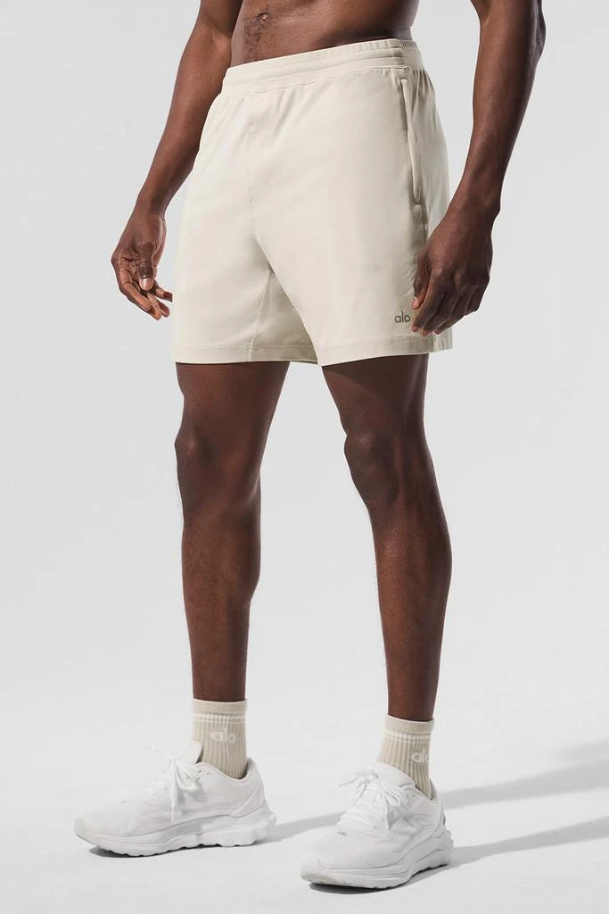 商品Alo|7" Conquer React Performance Short - Bone,价格¥521,第4张图片详细描述
