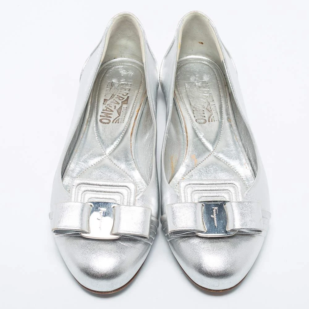 商品[二手商品] Salvatore Ferragamo|Salvatore Ferragamo Silver Leather Vara Bow Ballet Flats Size 38,价格¥983,第3张图片详细描述