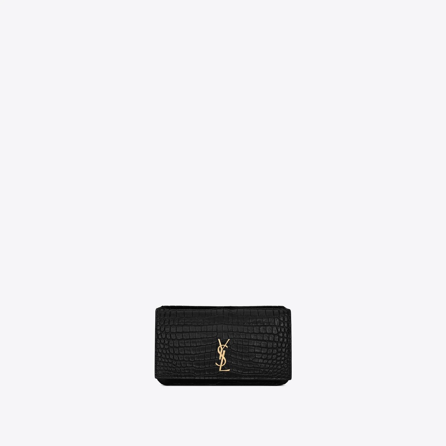 商品Yves Saint Laurent|包邮包税【预售7天发货】 YSL圣罗兰SAINT LAURENT 23秋冬 女士 手机包 MONOGRAM HOUSSE DE TÉLÉPHONE AVEC BRIDE EN CUIR BRILLANT EMBOSSÉ CROCODILE 635095DND1J1000,价格¥5033,第1张图片