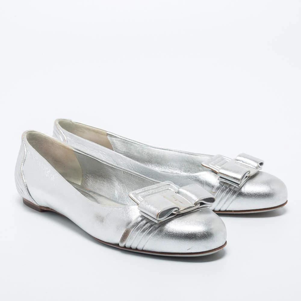 商品[二手商品] Salvatore Ferragamo|Salvatore Ferragamo Silver Leather Vara Bow Ballet Flats Size 38,价格¥983,第4张图片详细描述