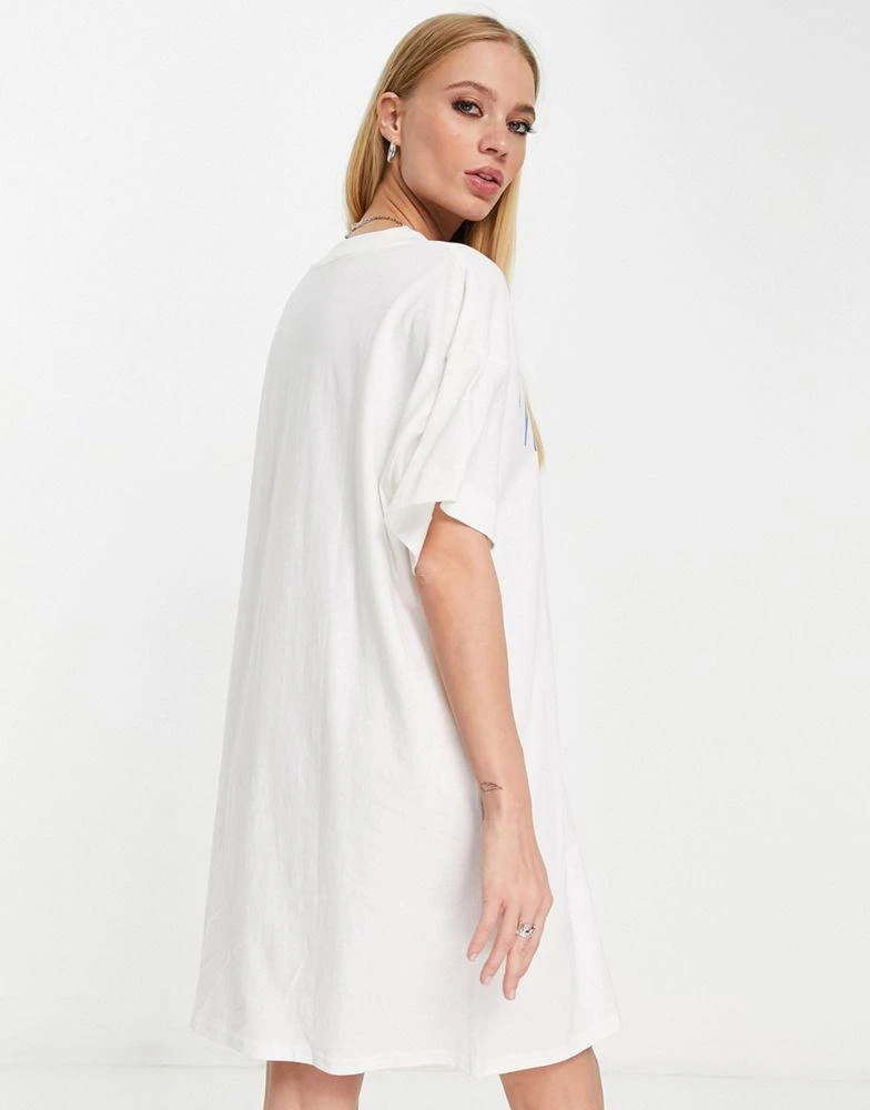 商品Wrangler|Wrangler logo t-shirt dress in off white,价格¥193,第2张图片详细描述