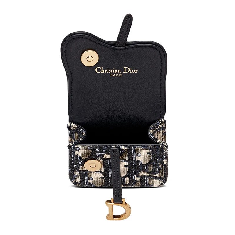商品Dior|【预售3-7天】DIOR/迪奥 21秋冬 SADDLE系列 女士蓝色老花帆布金属D装饰马鞍AIRPODS PRO套S5675CTZQ_M928,价格¥4136,第5张图片详细描述