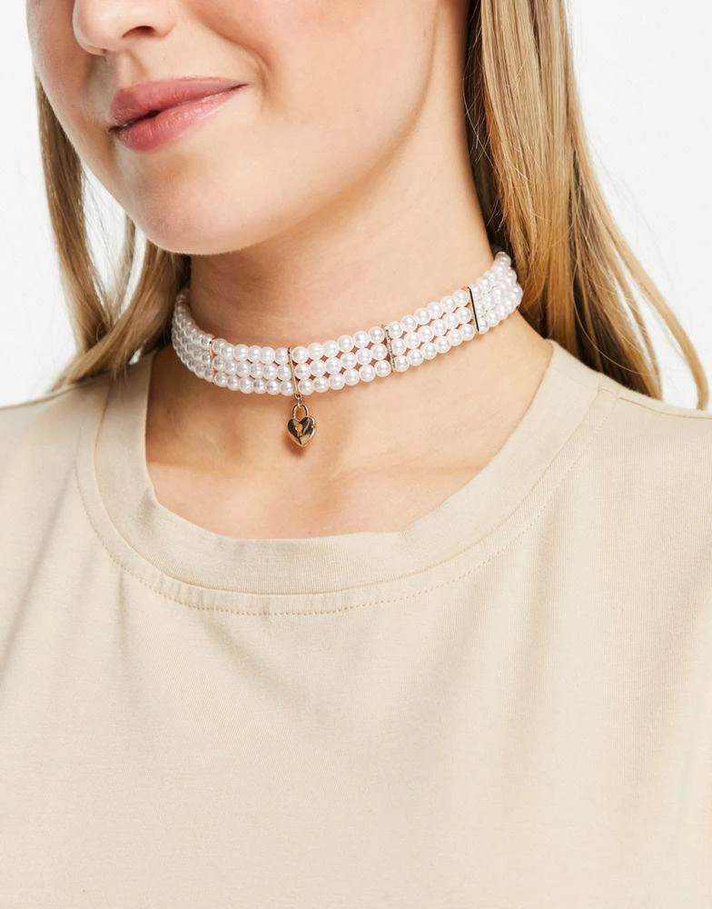 商品ASOS|ASOS DESIGN multirow choker necklace in faux pearl design with heart pendant,价格¥58,第2张图片详细描述