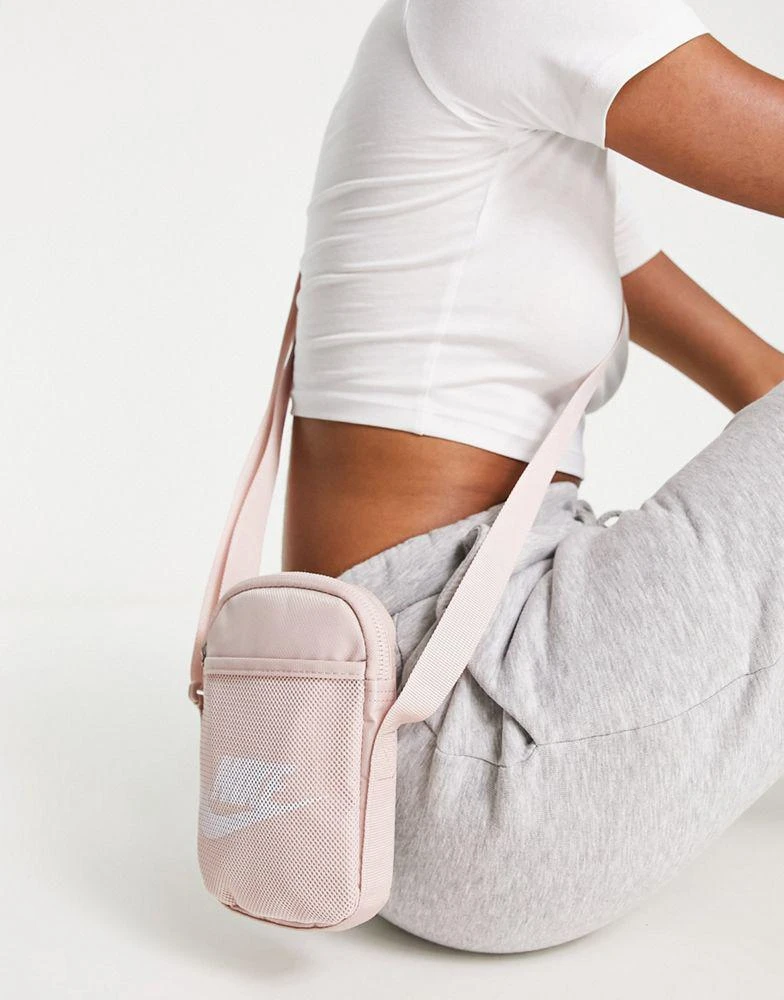 商品NIKE|Nike heritage cross body flight bag in light pink,价格¥93,第3张图片详细描述