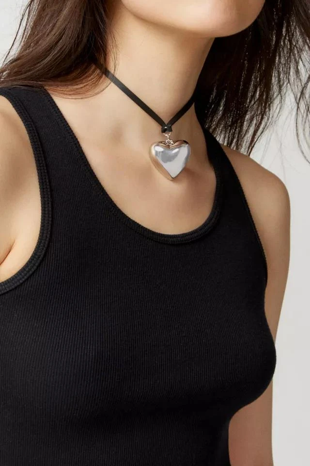 商品Urban Outfitters|Valentina Corded Heart Necklace,价格¥91,第1张图片