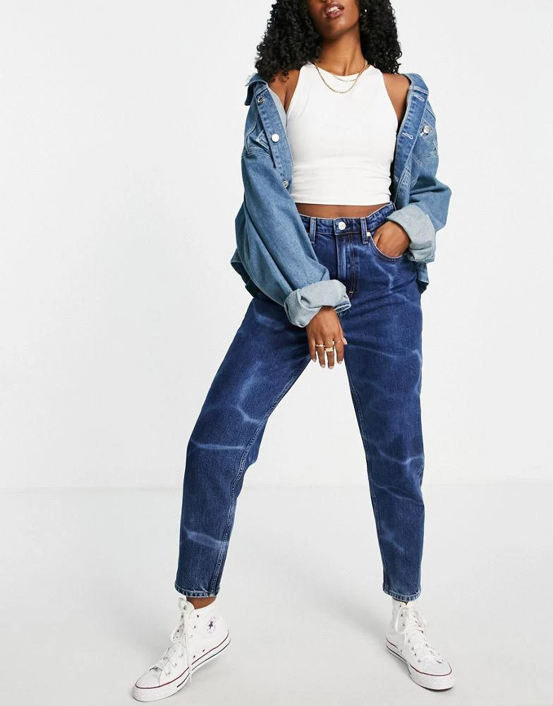 商品Tommy Hilfiger|Tommy Jeans high rise mom jean in pool wash,价格¥531,第4张图片详细描述