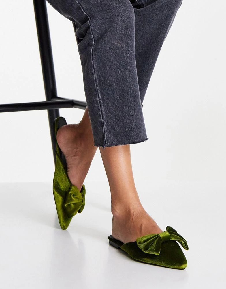 商品ASOS|ASOS DESIGN Lass oversized bow pointed flat mules in green velvet,价格¥117,第1张图片