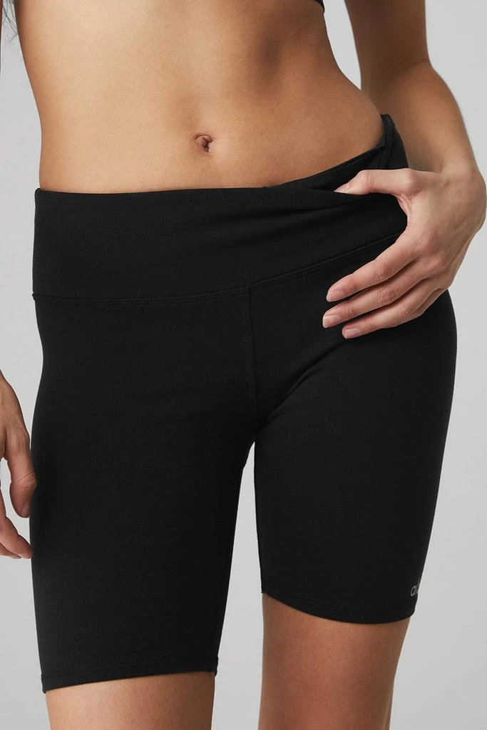 商品Alo|7" Airbrush Biker Short - Black,价格¥445,第4张图片详细描述