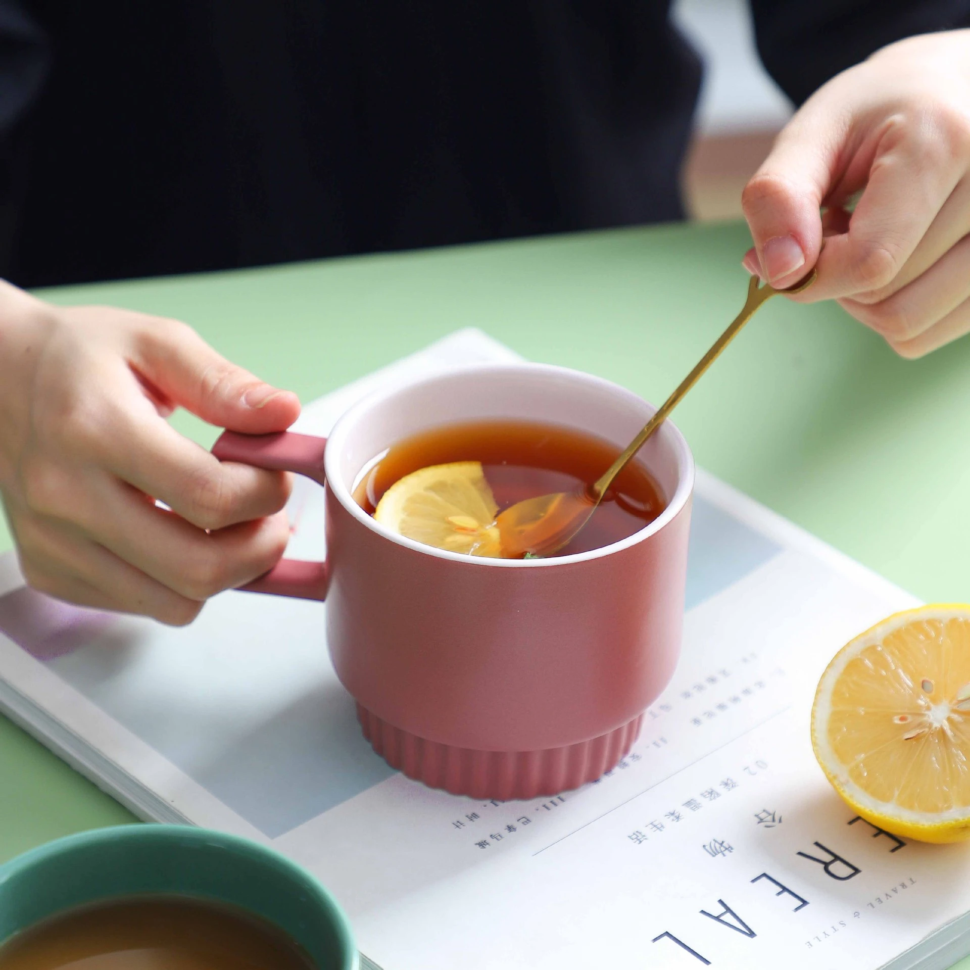 北欧轻奢陶瓷马克杯ins高颜值叠叠杯带勺咖啡杯礼盒装 商品