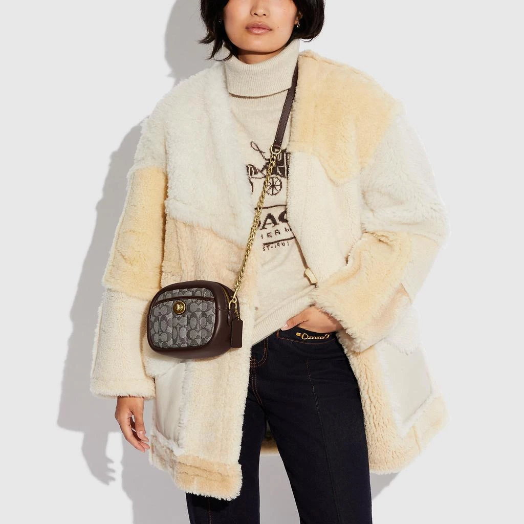商品Coach|Coach Outlet Small Camera Bag In Signature Jacquard With Quilting,价格¥971,第1张图片
