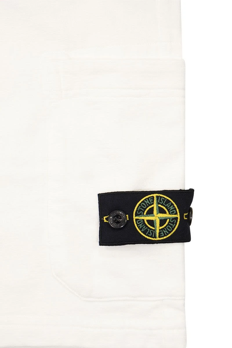 Bermuda shorts with pocket and Stone Island badge AB014903 V0001 商品