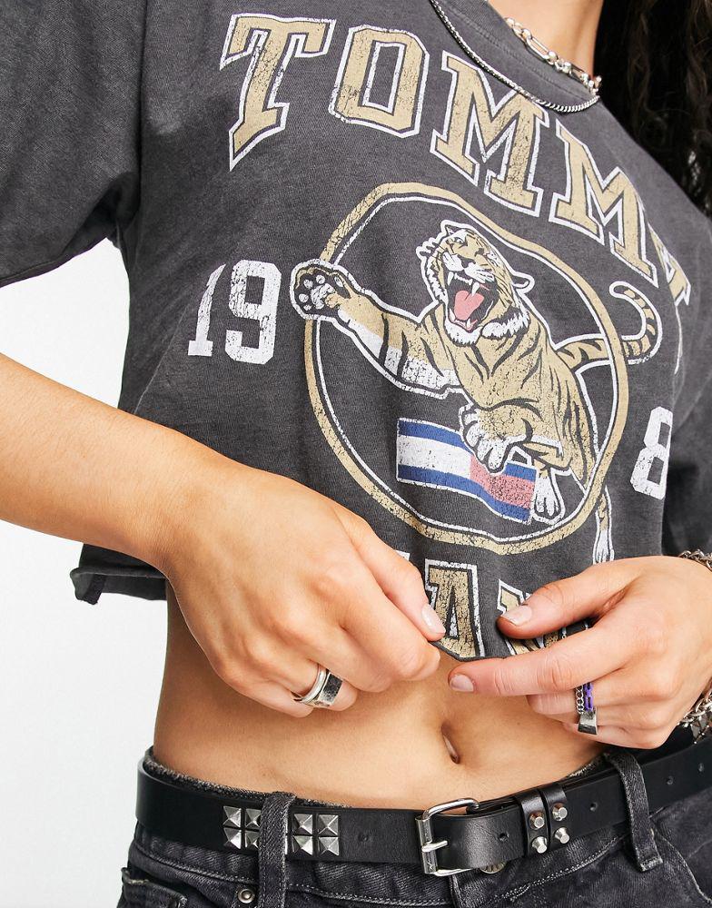 Tommy Jeans cotton college tiger super crop t-shirt in black - BLACK商品第3张图片规格展示