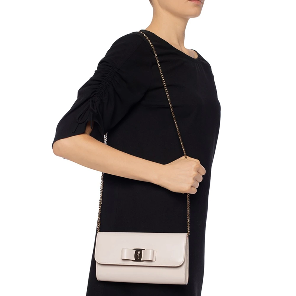 商品Salvatore Ferragamo|SALVATORE FERRAGAMO 女士灰白色牛皮蝴蝶结迷你单肩包 22-D523-705295,价格¥3771,第1张图片