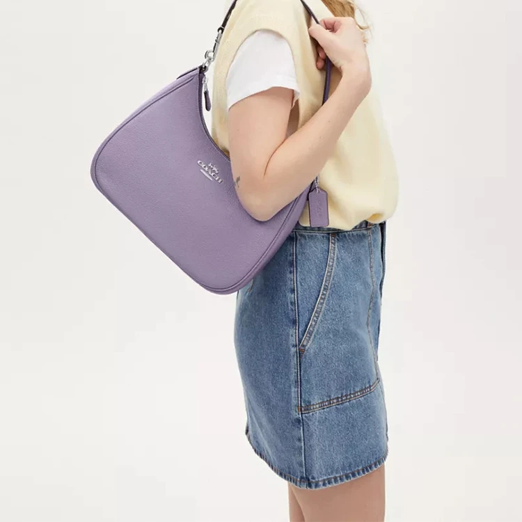 商品[国内直发] Coach|蔻驰 Hobo 29 纯色字母徽标Logo铭牌拉链开合 鹅卵石纹皮革 流浪包腋下包手提斜挎单肩包 大号 女款 银色拼浅紫色,价格¥2164,第6�张图片详细描述