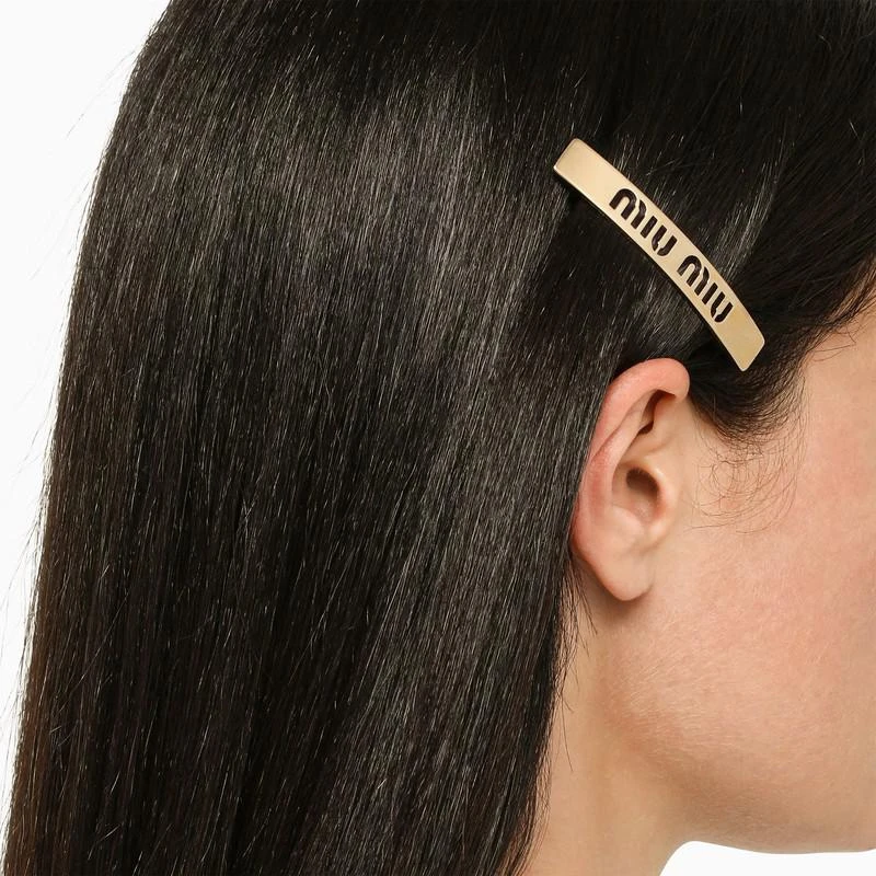 商品Miu Miu|Gold hair clip with logo,价格¥2080,第2张图片详细描述