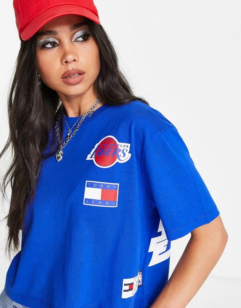商品Tommy Jeans|Tommy Jeans x NBA Lakers cotton cropped boxy fit t-shirt in blue - MBLUE,价格¥254,第3张图片详细描述