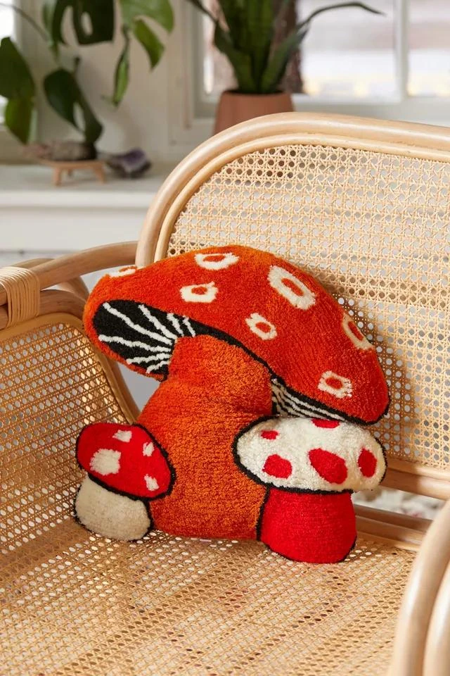 商品Urban Outfitters|Mushroom Tufted Throw Pillow,价格¥189,第2张图片详细描述