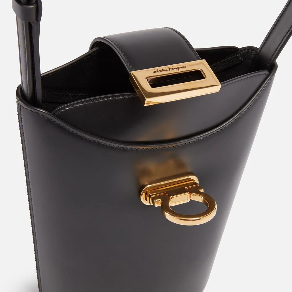 商品Salvatore Ferragamo|Salvatore Ferragamo Trifolio Leather Bucket Bag,价格¥11619,第5张图片详细描述
