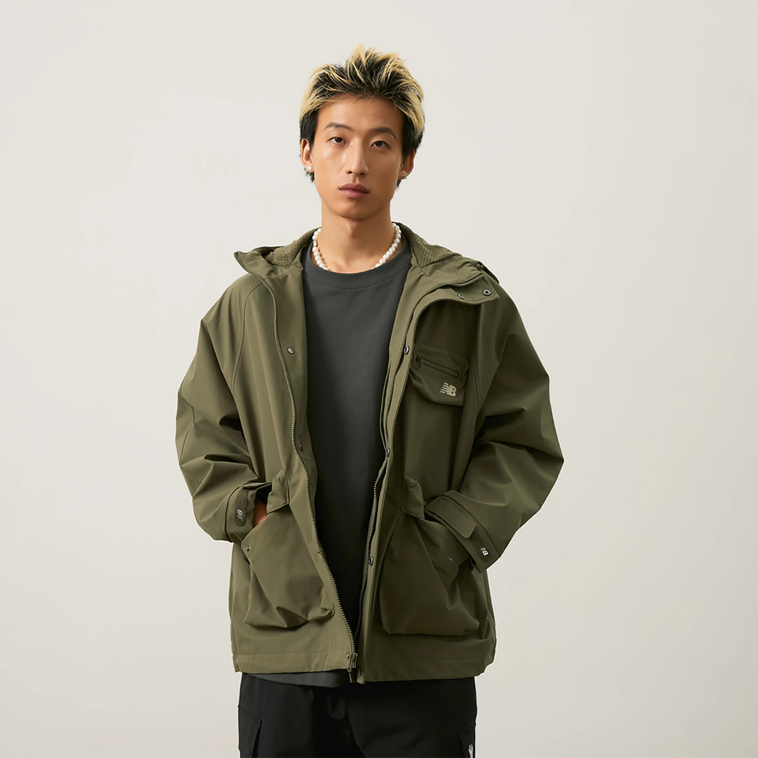 商品[国内直发] New Balance|品牌logo极简大口袋设计多功能山系冲锋衣 休闲百搭舒适连帽梭织夹克外套 男女同款 军绿色,价格¥734,第4张图片详细描述