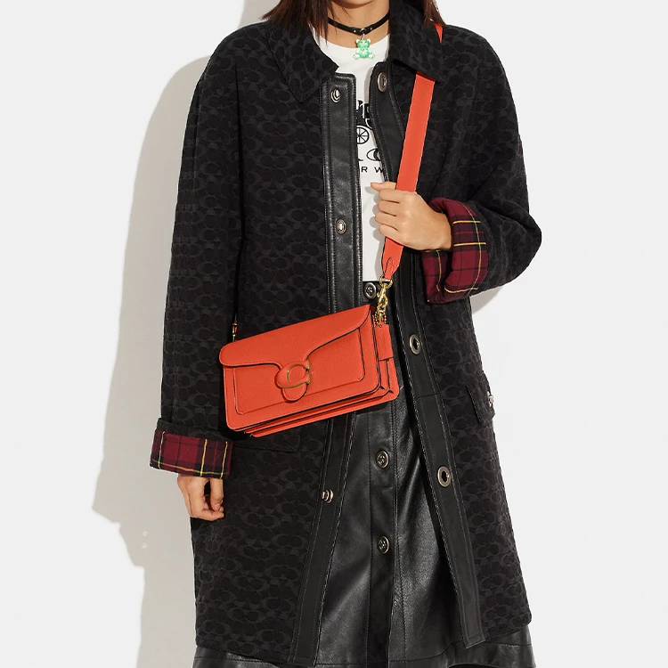 商品[国内直发] Coach|蔻驰 Tabby 26 纯色字母徽标Logo翻盖 皮革 酒神包手提斜挎单肩包 中号 女款 橙红色,价格¥2650,第6张图片详细描述