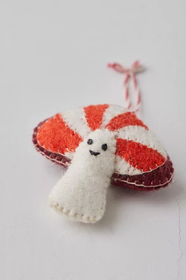 商品Urban Outfitters|Festive Mushroom Ornament,价格¥91,第3张图片详细描述