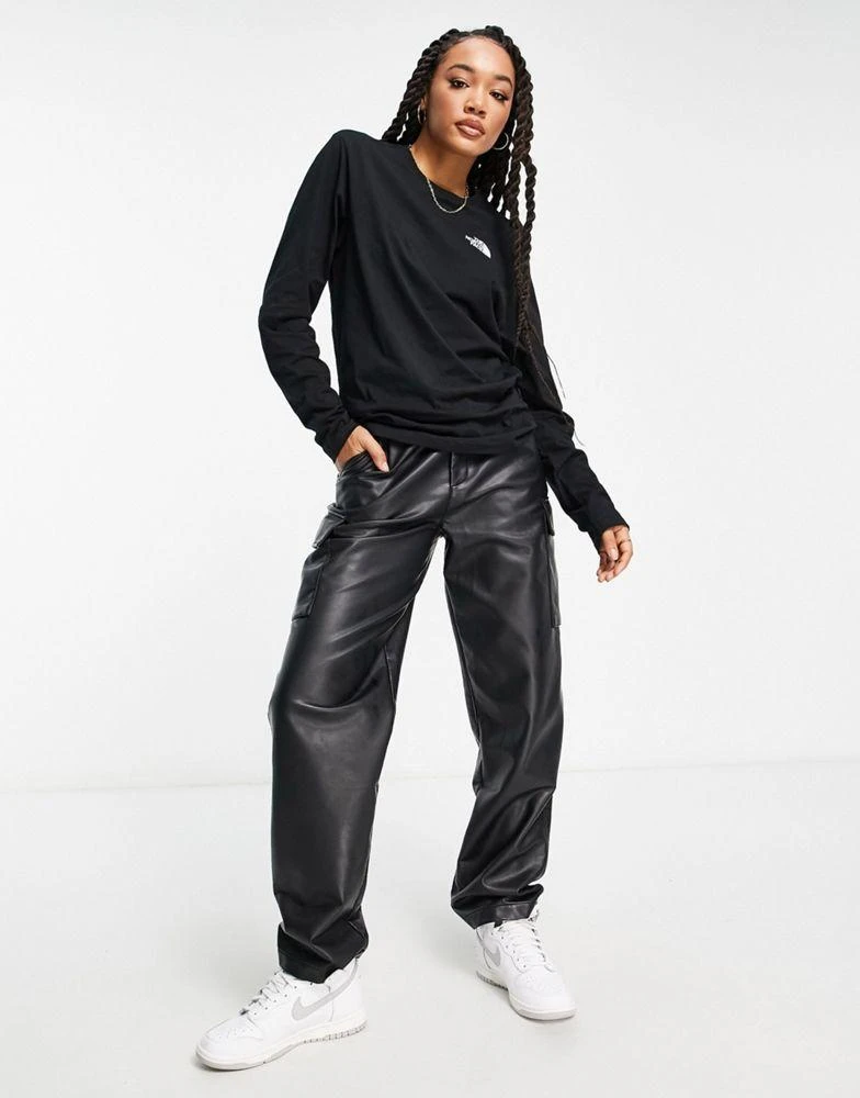 商品The North Face|The North Face Mountain Outline boyfriend fit long sleeve t-shirt in black Exclusive at ASOS,价格¥368,第4张图片详细描述