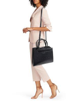 商品Calvin Klein|Edie Logo Embossed Top Handle Bag,价格¥746,第4张图片详细描述