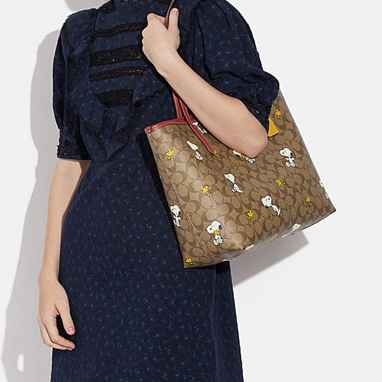商品[国内直发] Coach|蔻驰 x Peanuts Snoopy 联名款 Dempsey 33 经典老花搭扣开合 人造革 托特包Tote包购物袋手提包单肩包 大号 女款 棕色,价格¥2597,第7张图片详细描述