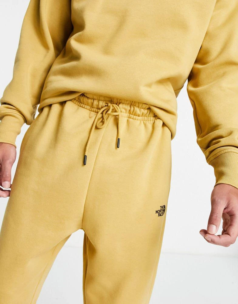 商品The North Face|The North Face oversized essential joggers in yellow Exclusive at ASOS,价格¥346,第3张图片详细描述