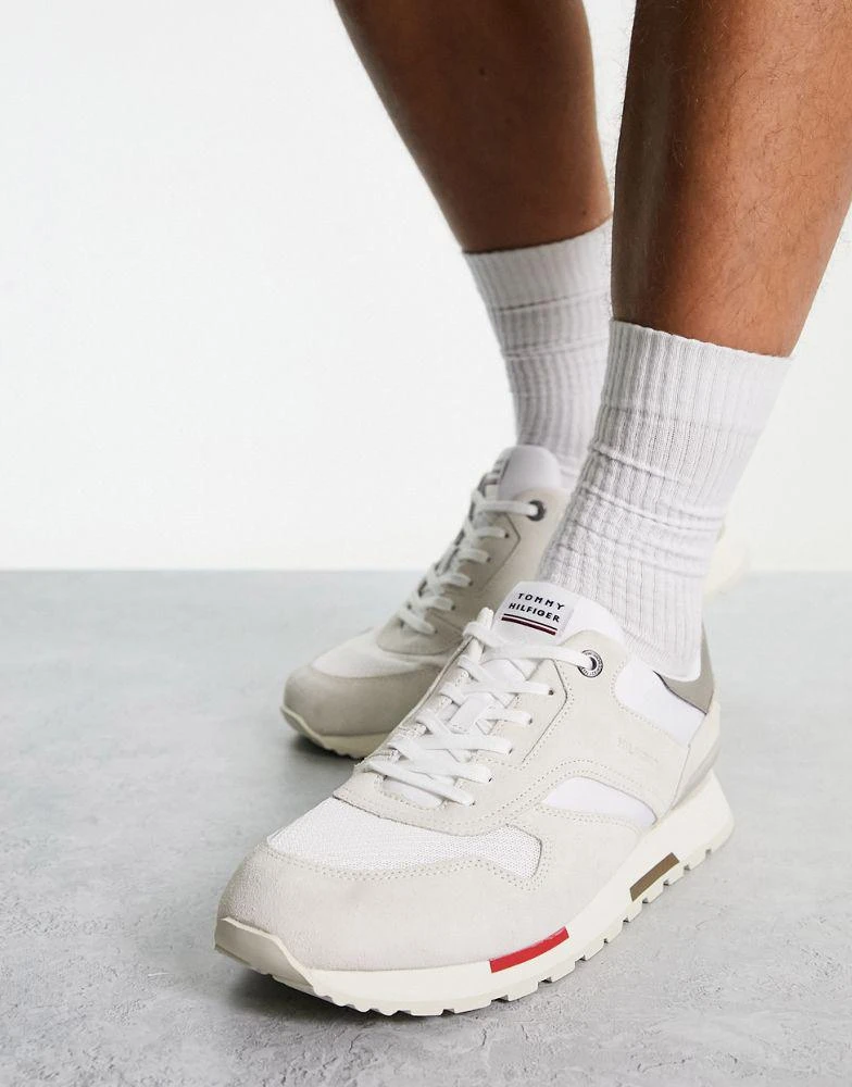 商品Tommy Hilfiger|Tommy Hilfiger retro runner trainer in off white,价格¥744,第2张图片详细描述